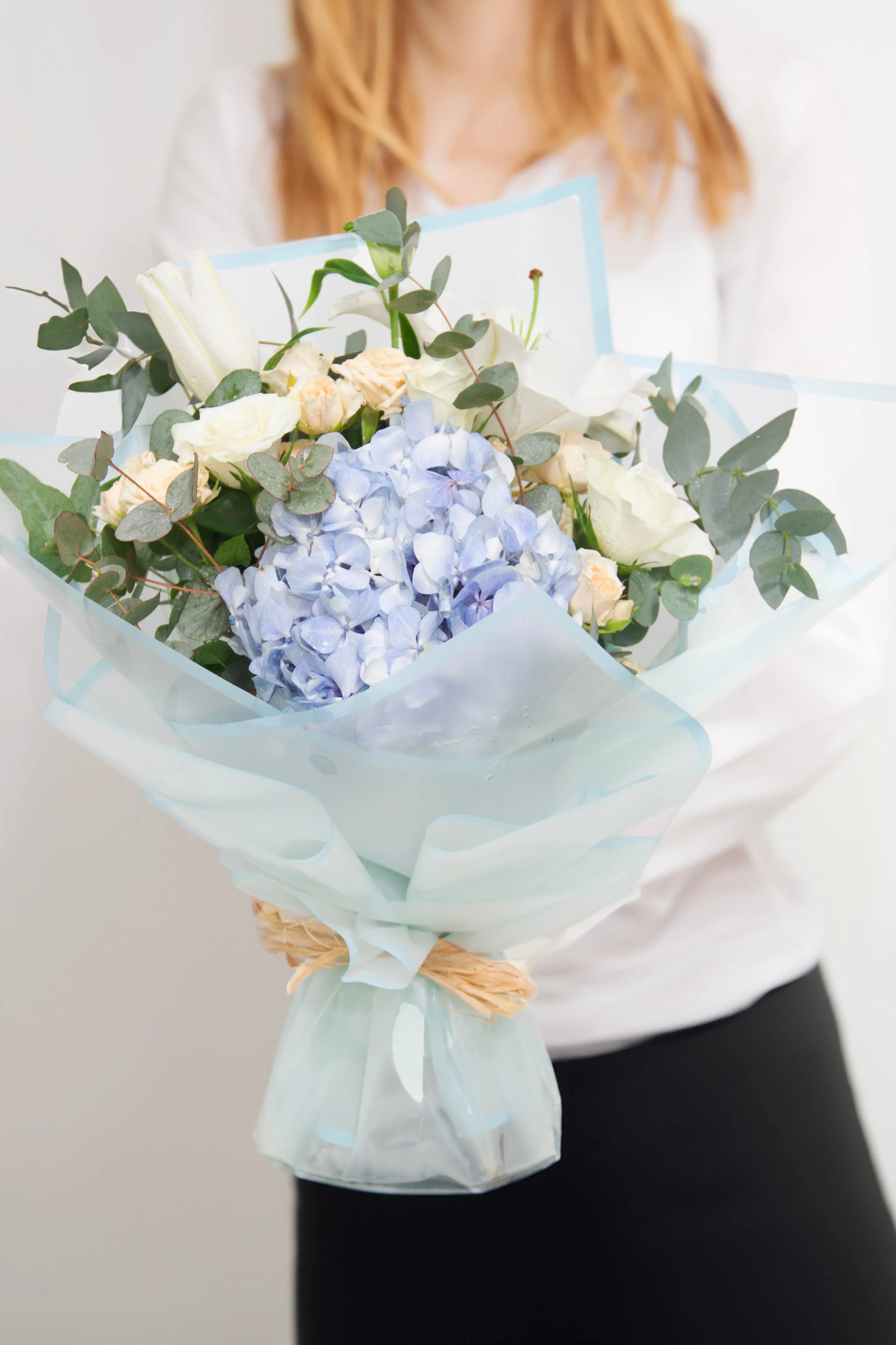 blue-whisper-hydrangea-rose-bouquet-dubai