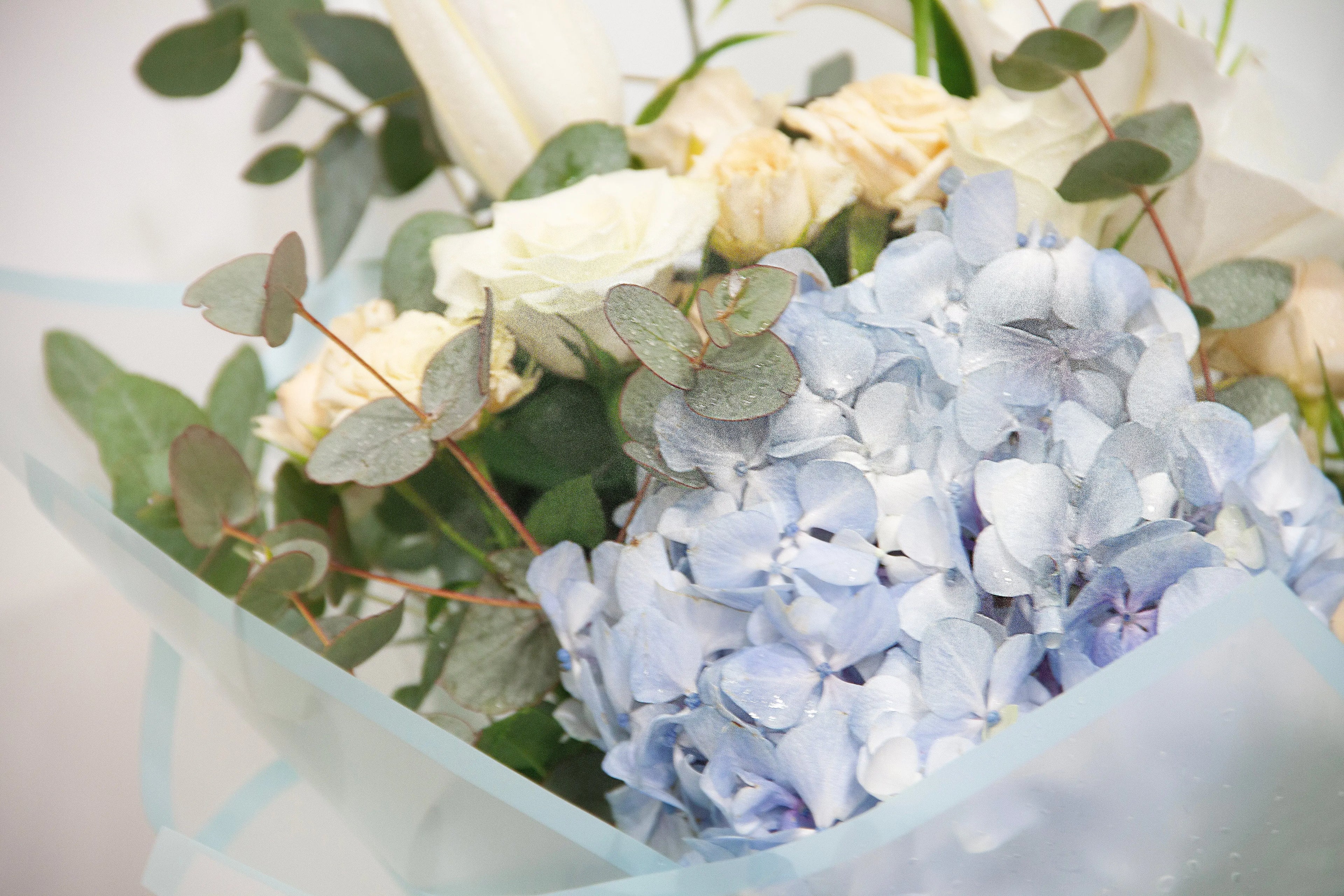 blue-whisper-hydrangea-rose-bouquet-dubai