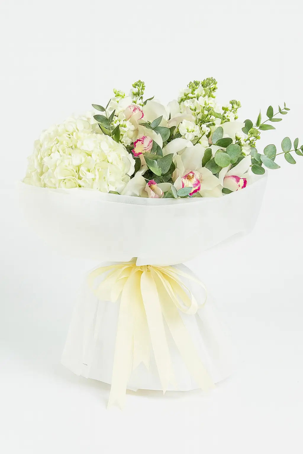 ivory-garden-white-flower-bouquet-dubai