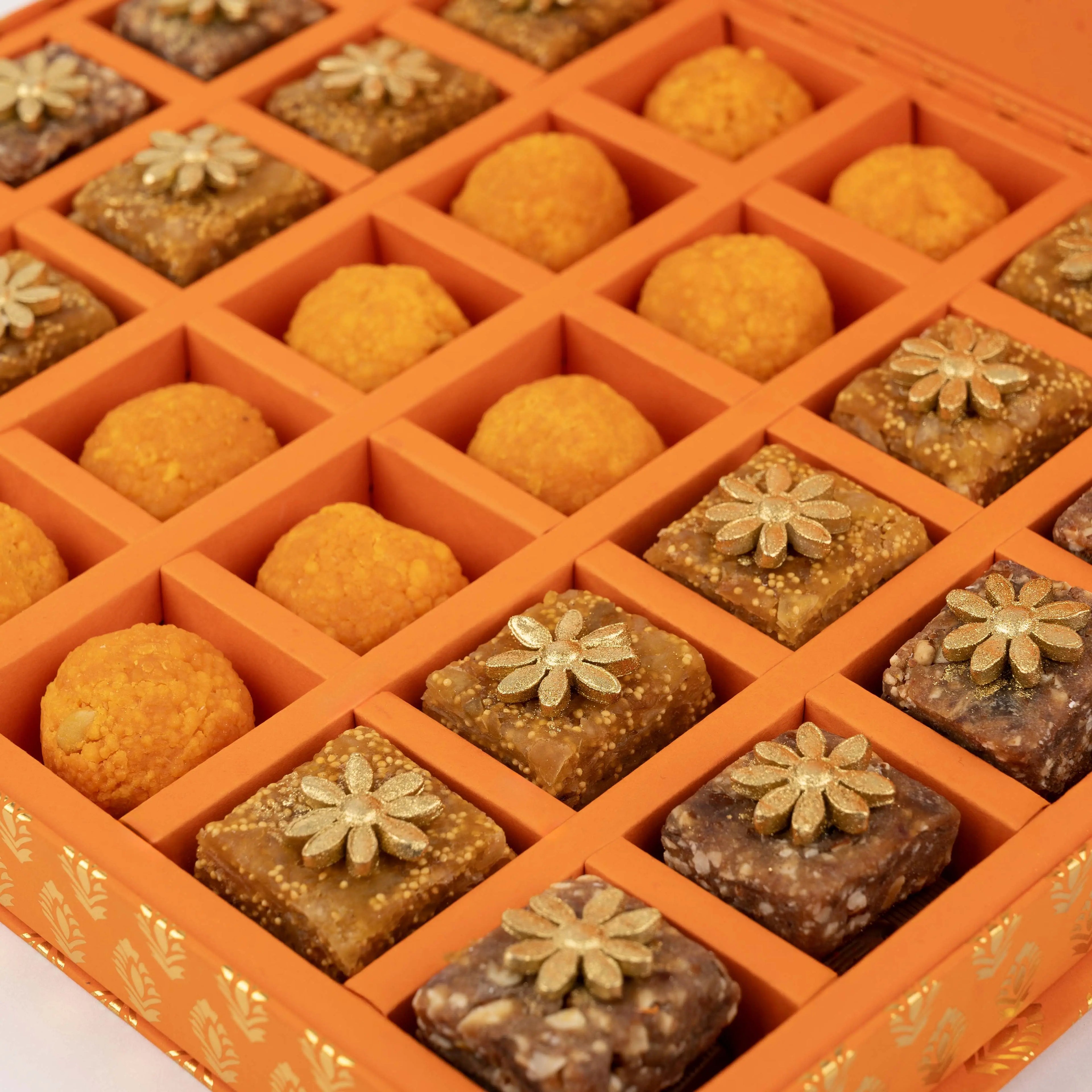 diwali-delights-gift-box-of-30pcs-dubai