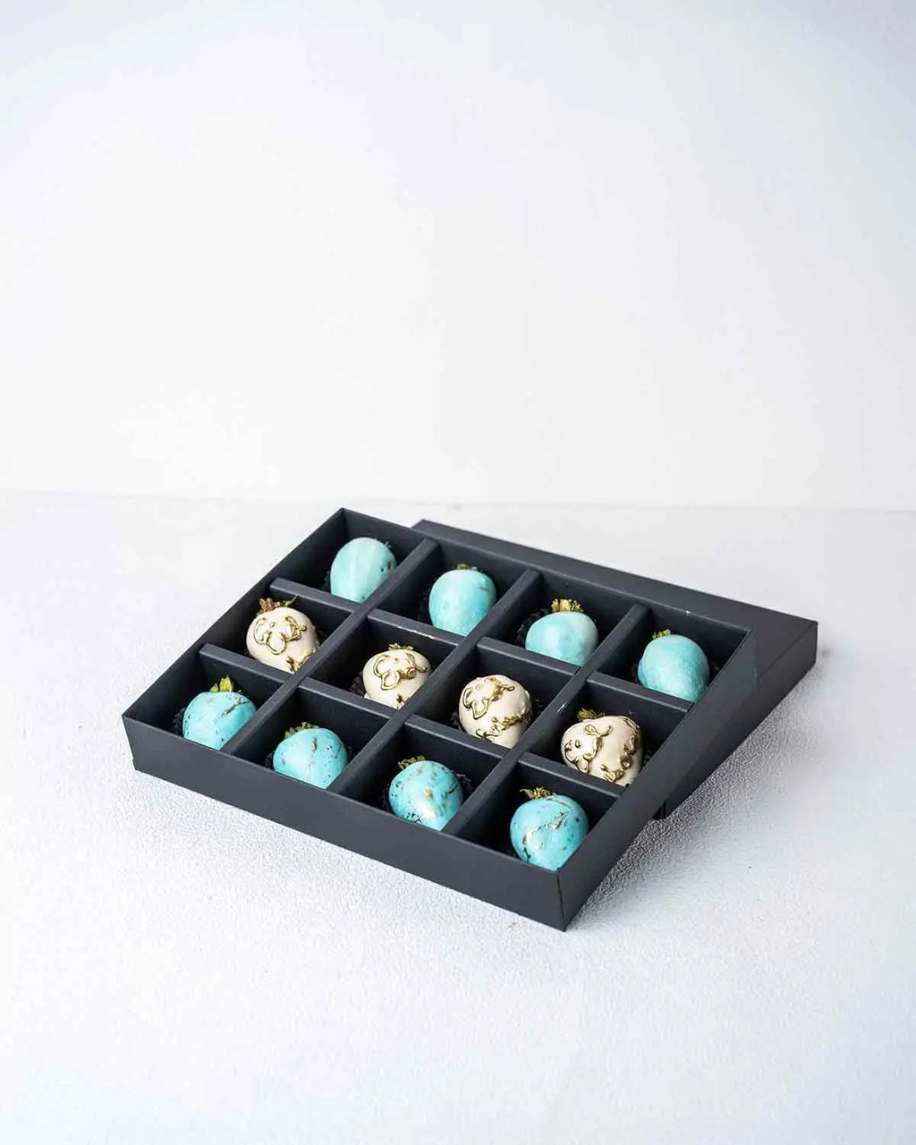 blue-and-white-12-eid-strawberries-dubai
