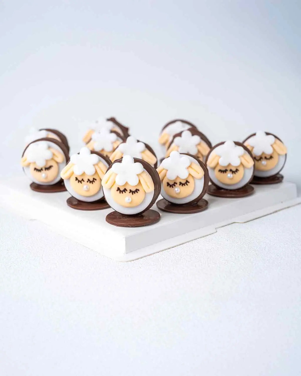 12-pistachio-kunafa-chocolate-covered-oreo-sandwiches-dubai