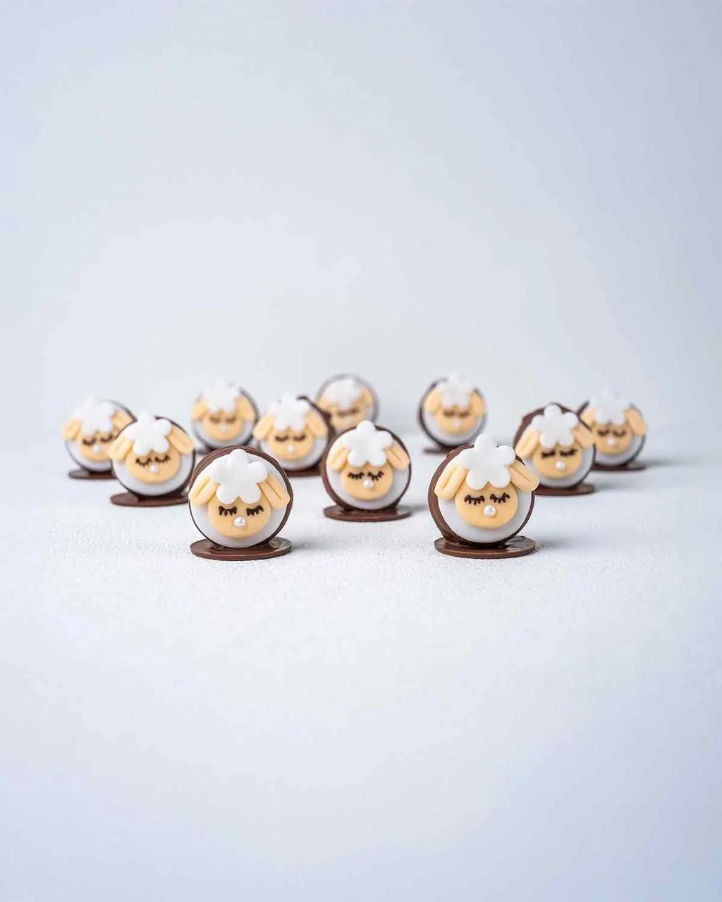 12-pistachio-kunafa-chocolate-covered-oreo-sandwiches-dubai