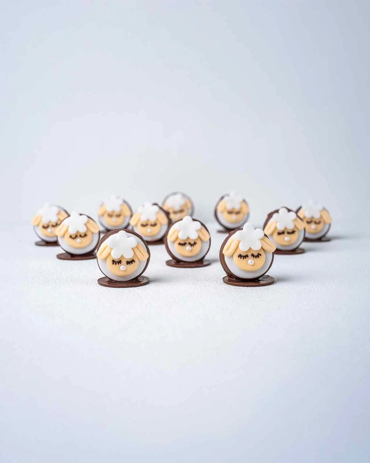 12-pistachio-kunafa-chocolate-covered-oreo-sandwiches-dubai