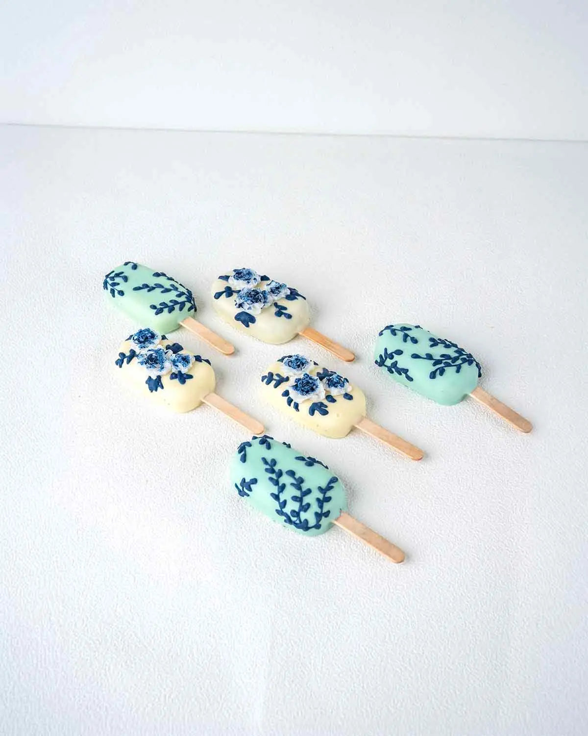 white-and-blue-cakesicles-dubai