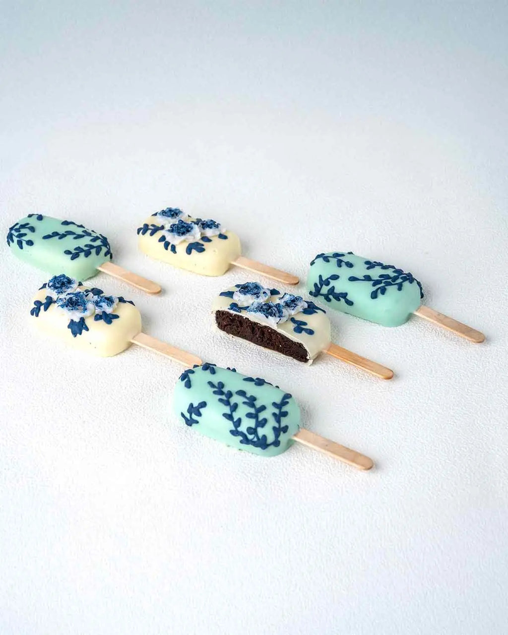 white-and-blue-cakesicles-dubai