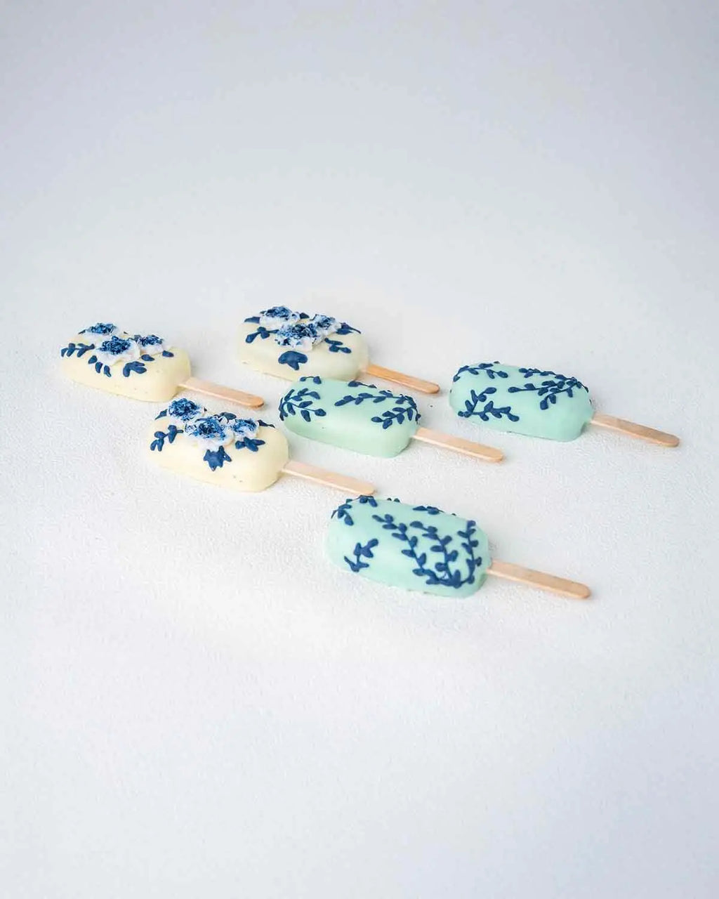 white-and-blue-cakesicles-dubai
