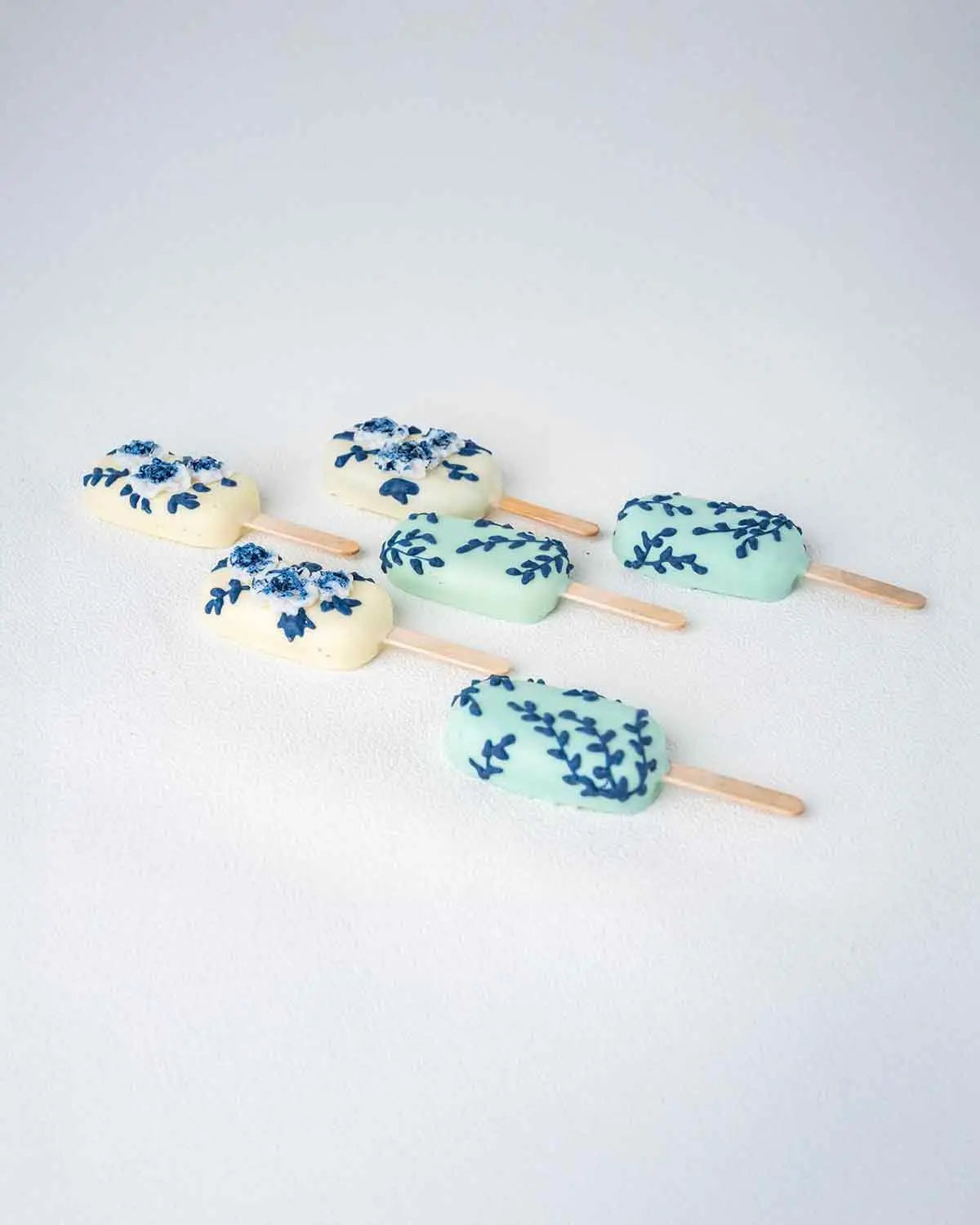 white-and-blue-cakesicles-dubai