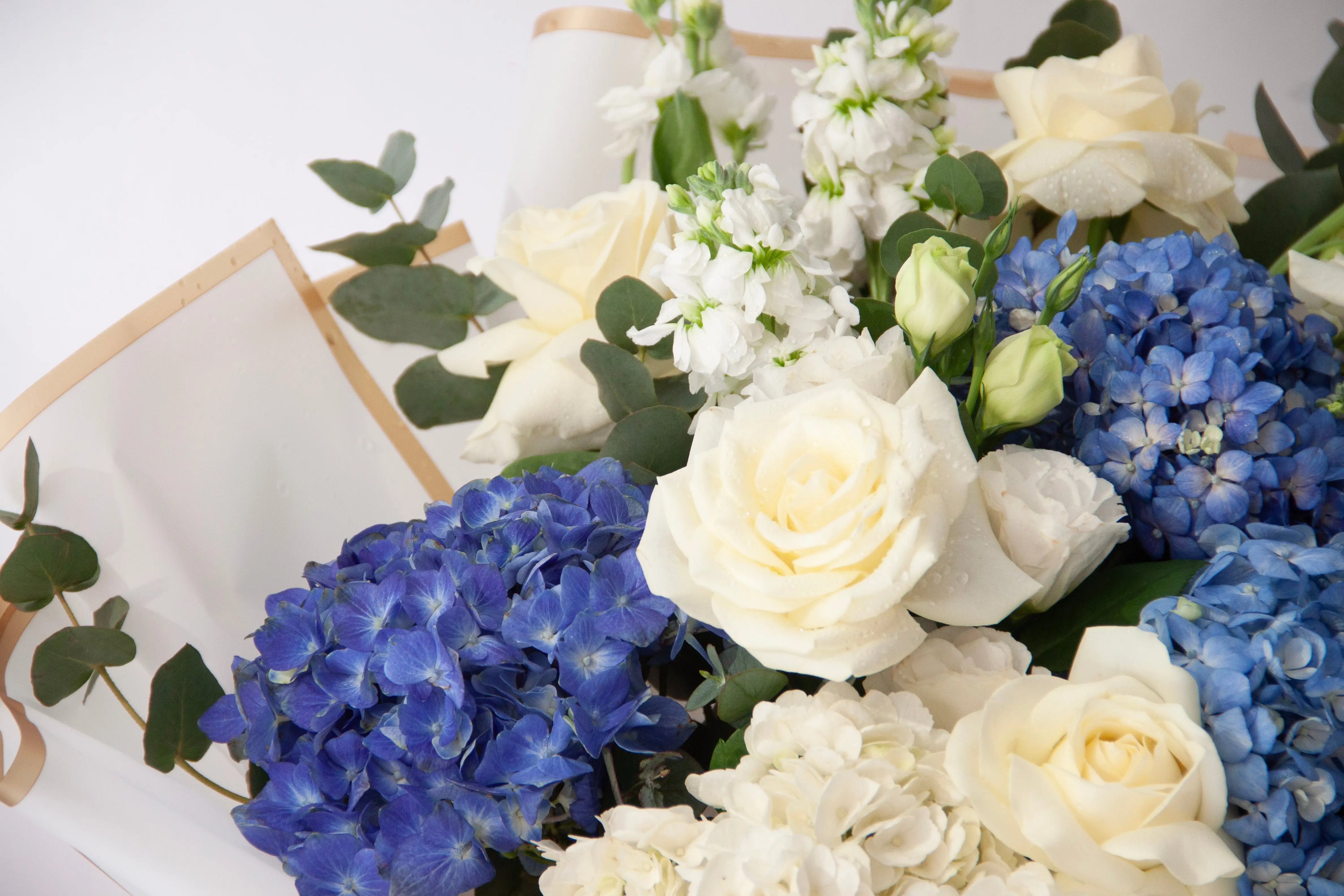 azure-ivory-hydrangea-rose-bouquet-dubai