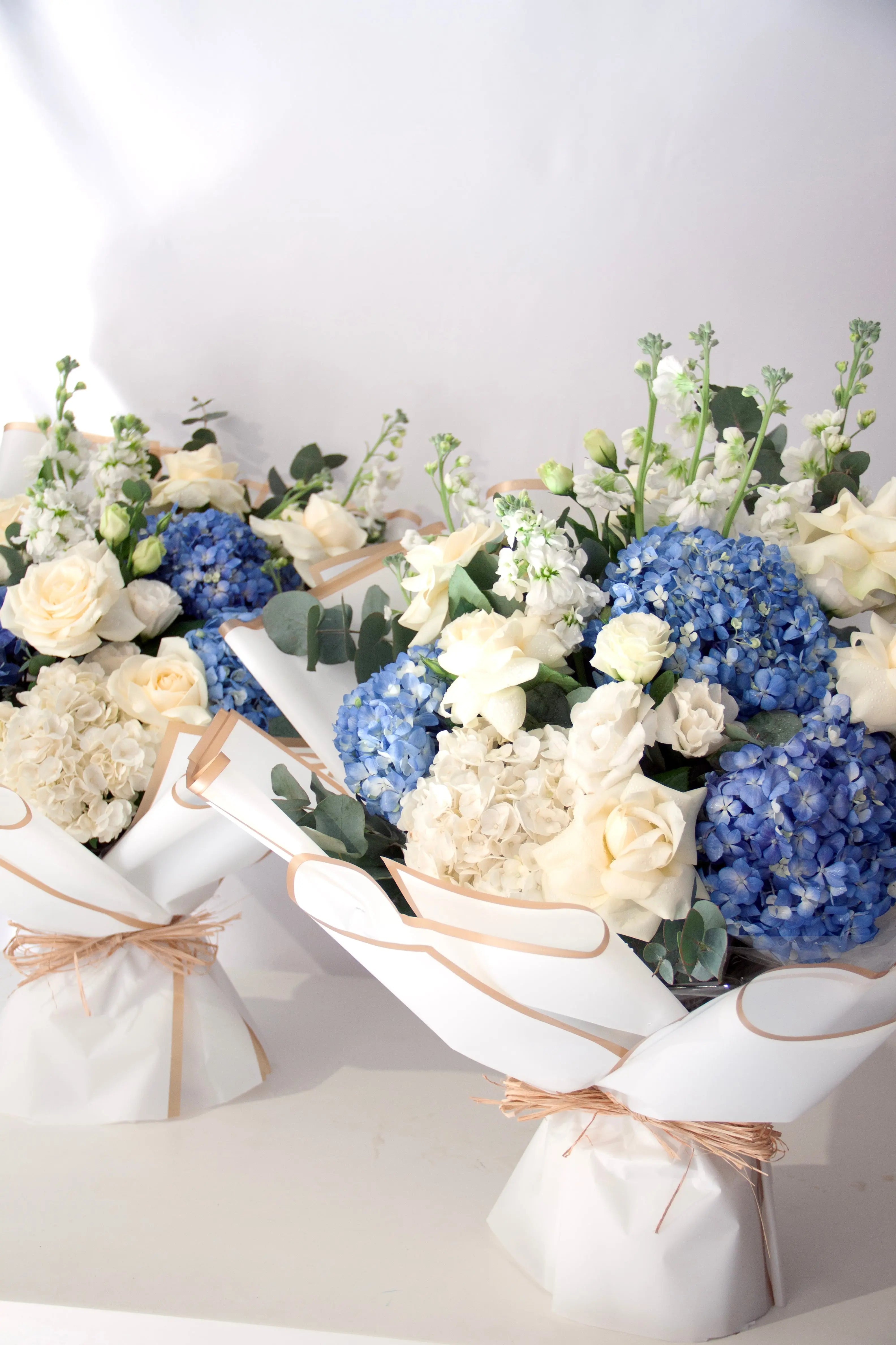 azure-ivory-hydrangea-rose-bouquet-dubai