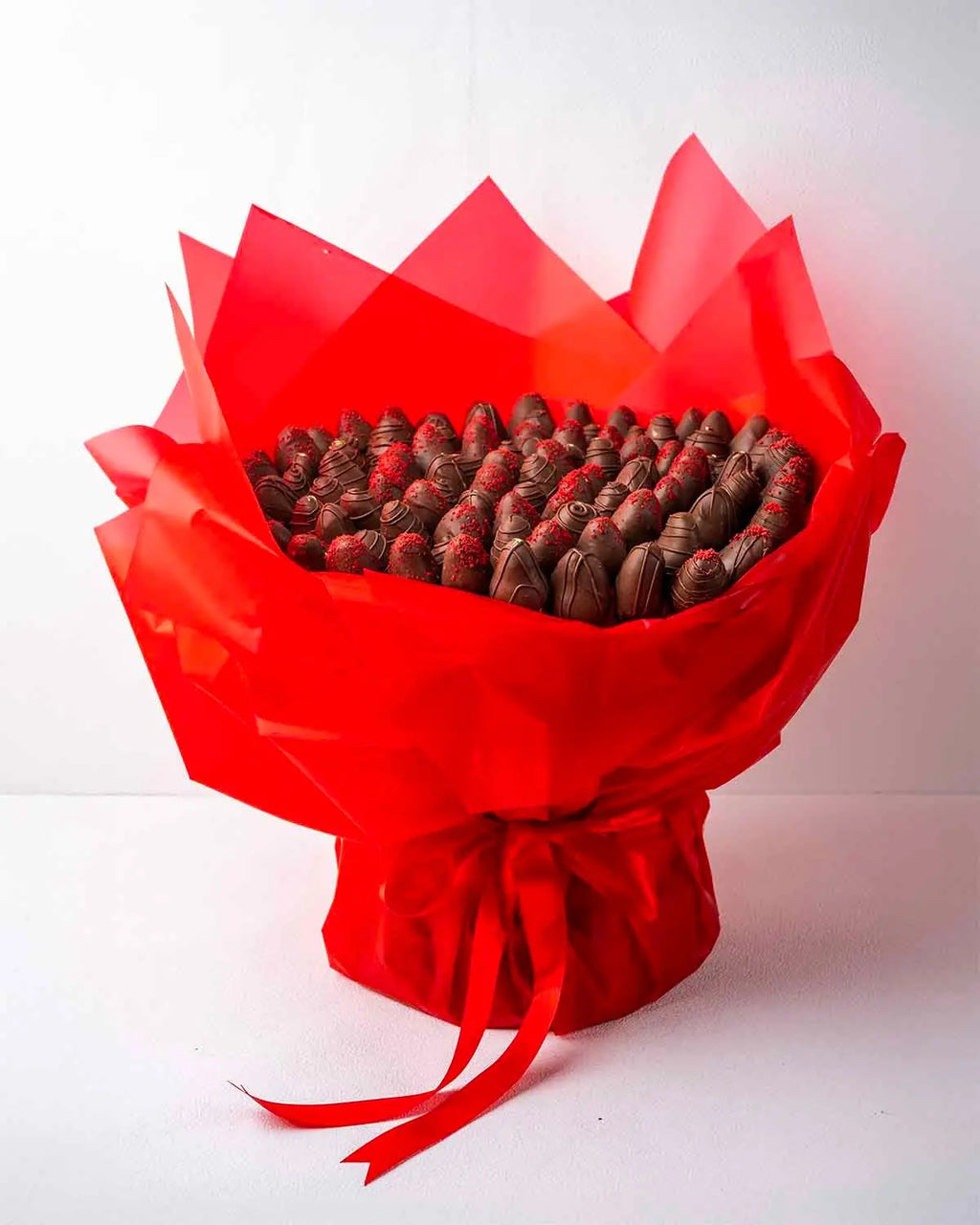 100-milk-chocolate-strawberry-bouquet-cravings-cafe-dubai