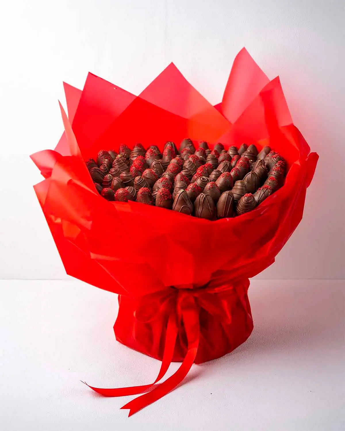 100-milk-chocolate-strawberry-bouquet-cravings-cafe-dubai