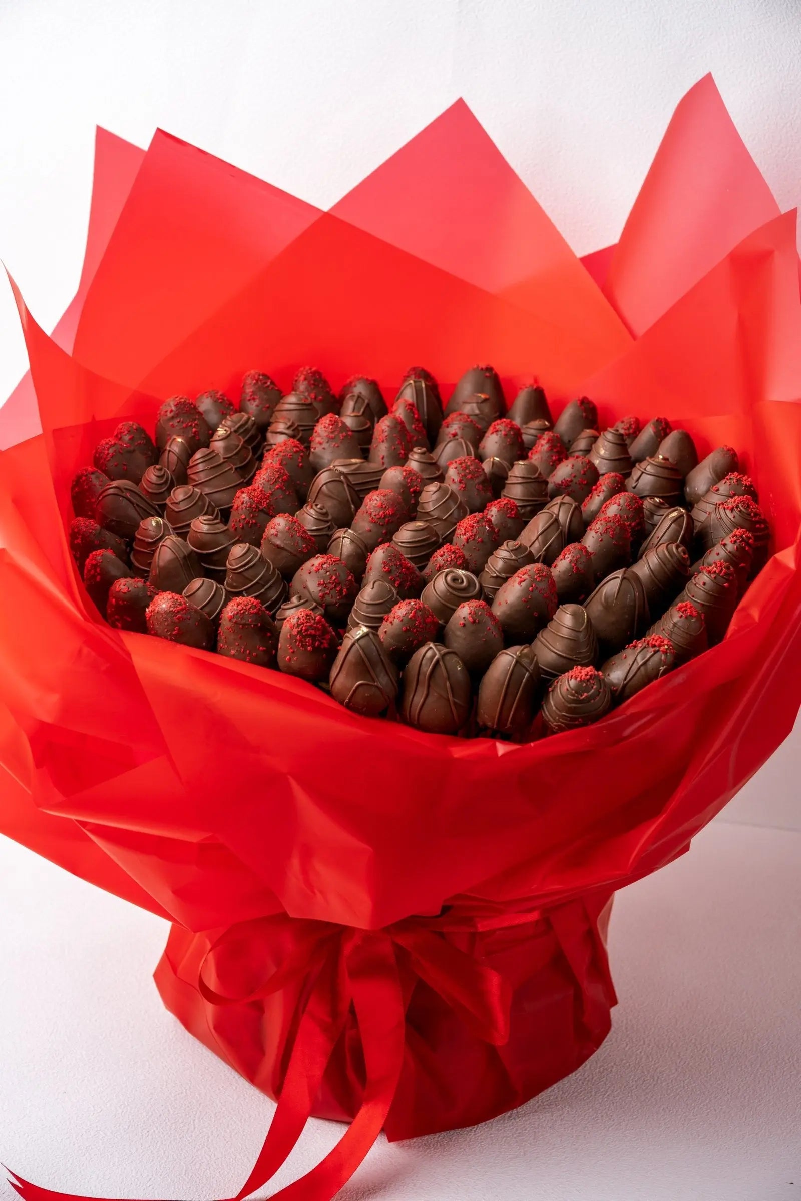100-milk-chocolate-strawberry-bouquet-cravings-cafe-dubai