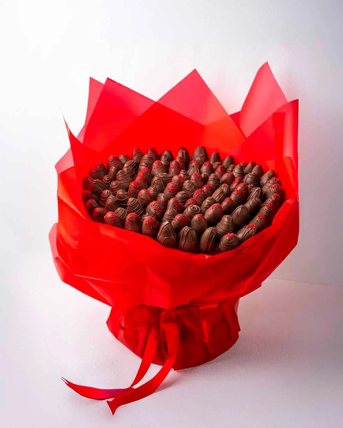 100-milk-chocolate-strawberry-bouquet-cravings-cafe-dubai
