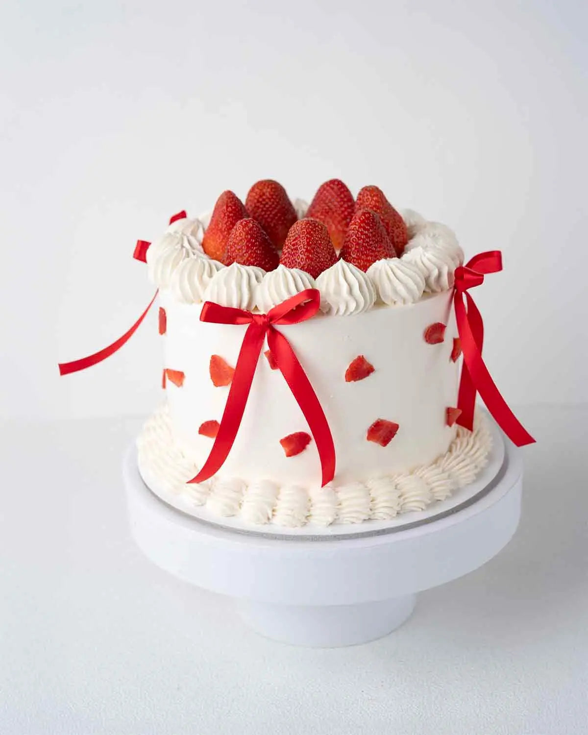 bows-and-berry-1-kg-cake-by-cravings-cafe-dubai