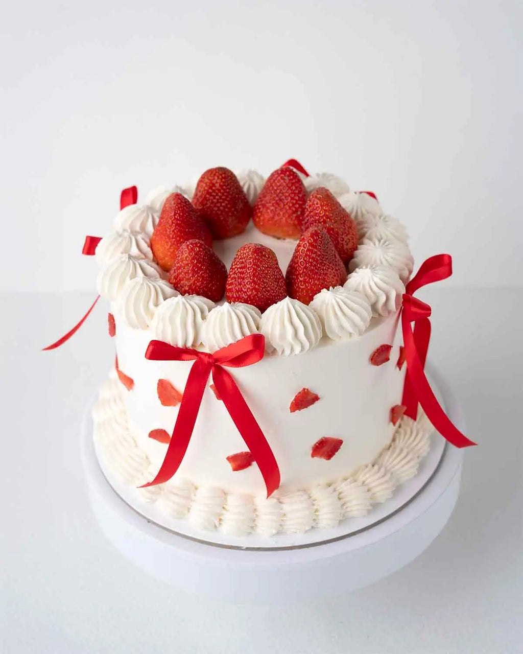 bows-and-berry-1-kg-cake-by-cravings-cafe-dubai