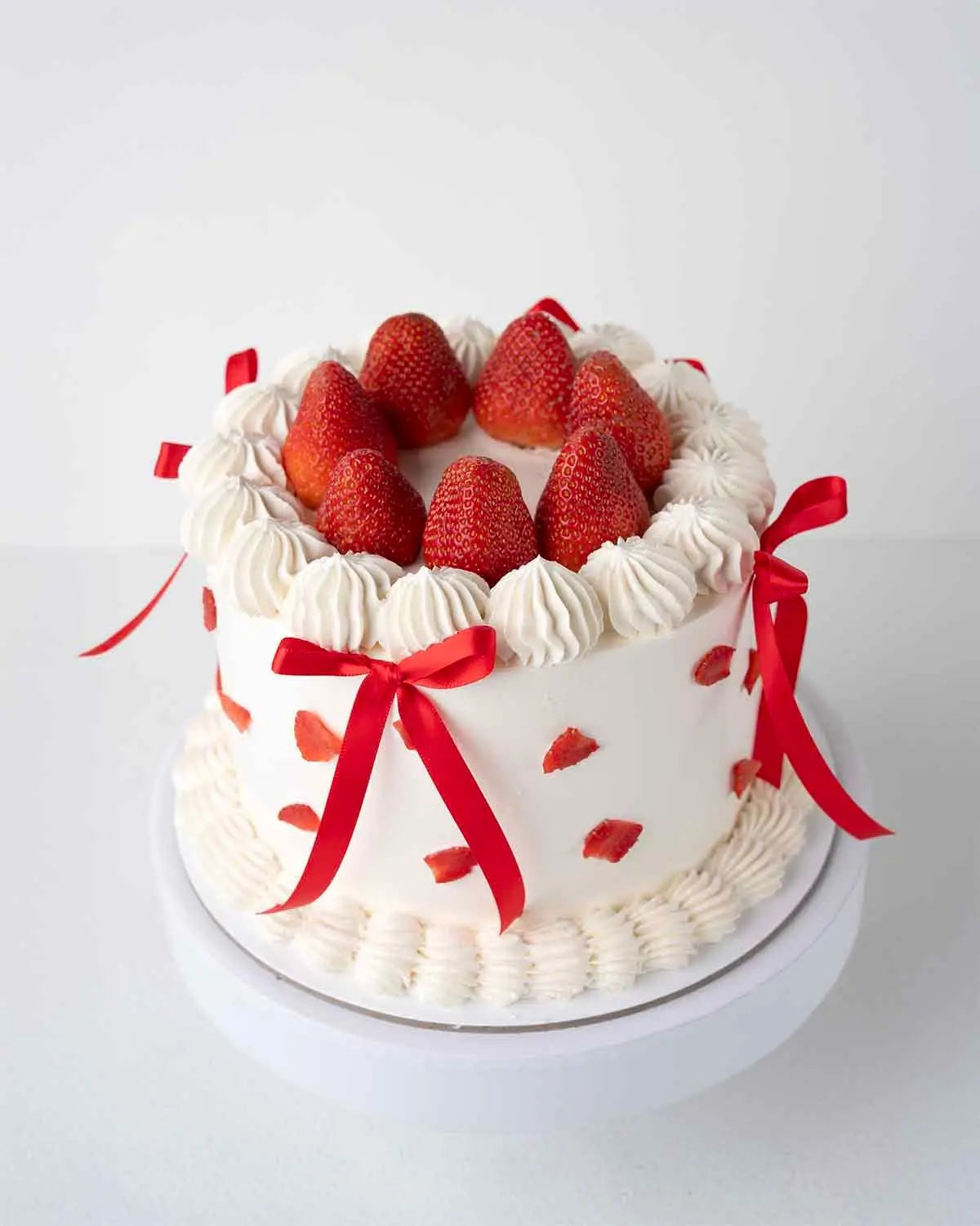 bows-and-berry-1-kg-cake-by-cravings-cafe-dubai