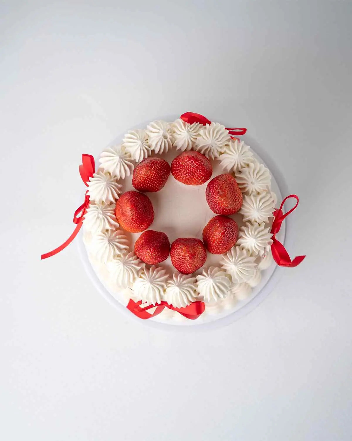 bows-and-berry-1-kg-cake-by-cravings-cafe-dubai