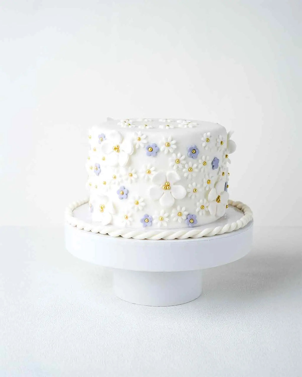 the-flowers-1kg-cake-by-cravings-cafe-dubai