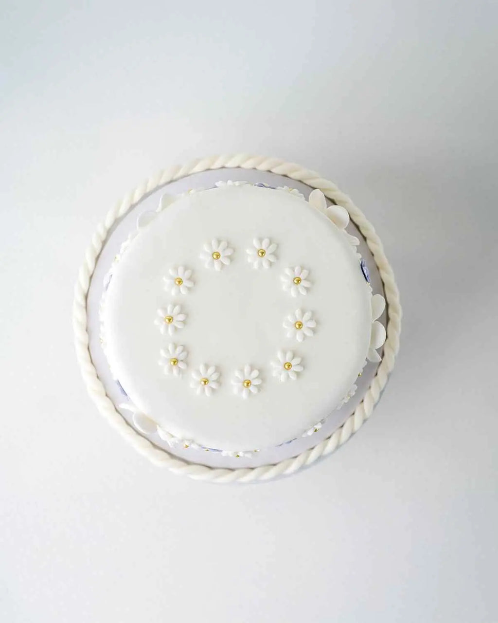 the-flowers-1kg-cake-by-cravings-cafe-dubai