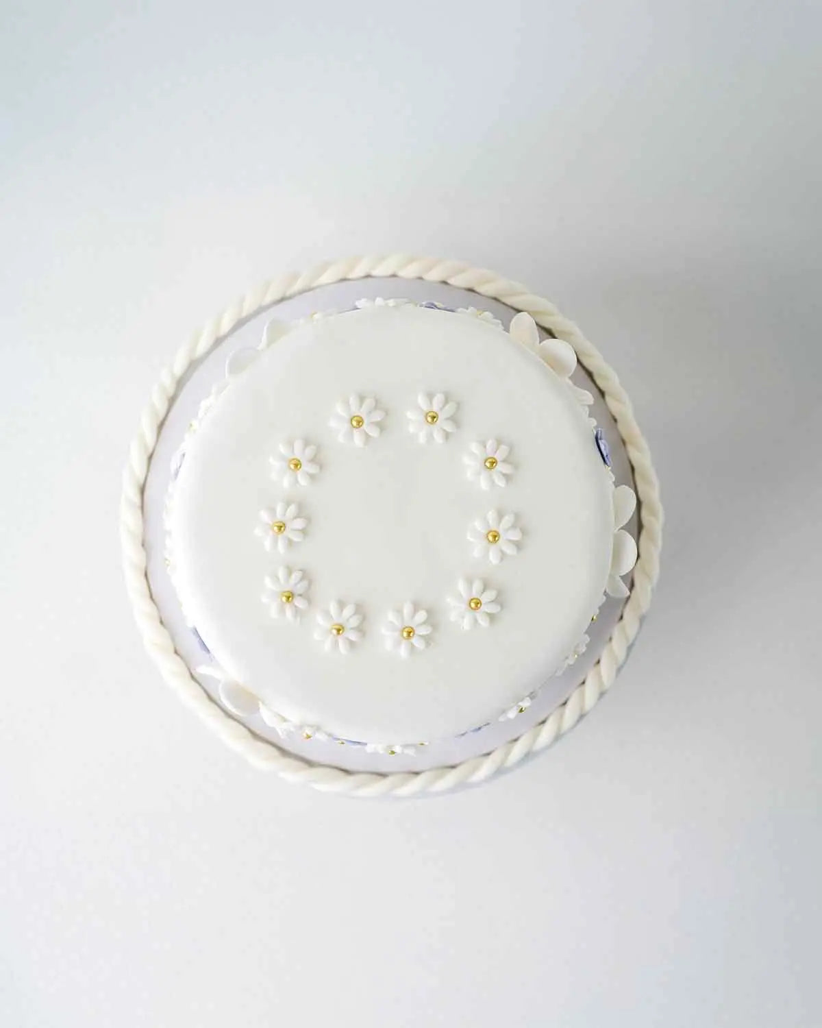 the-flowers-1kg-cake-by-cravings-cafe-dubai