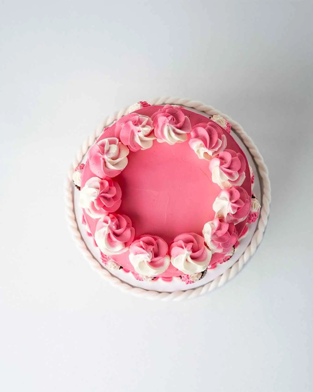 1kg-pink-cups-and-cream-cake-by-cravings-dubai