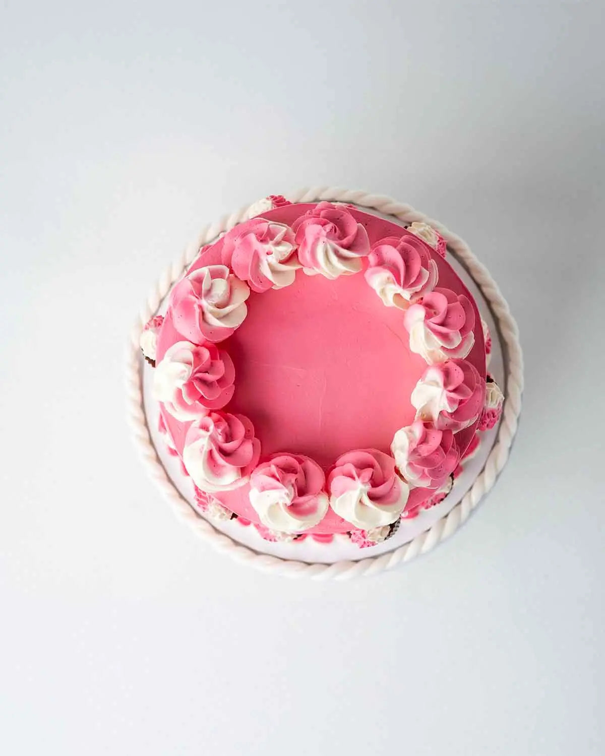 1kg-pink-cups-and-cream-cake-by-cravings-dubai