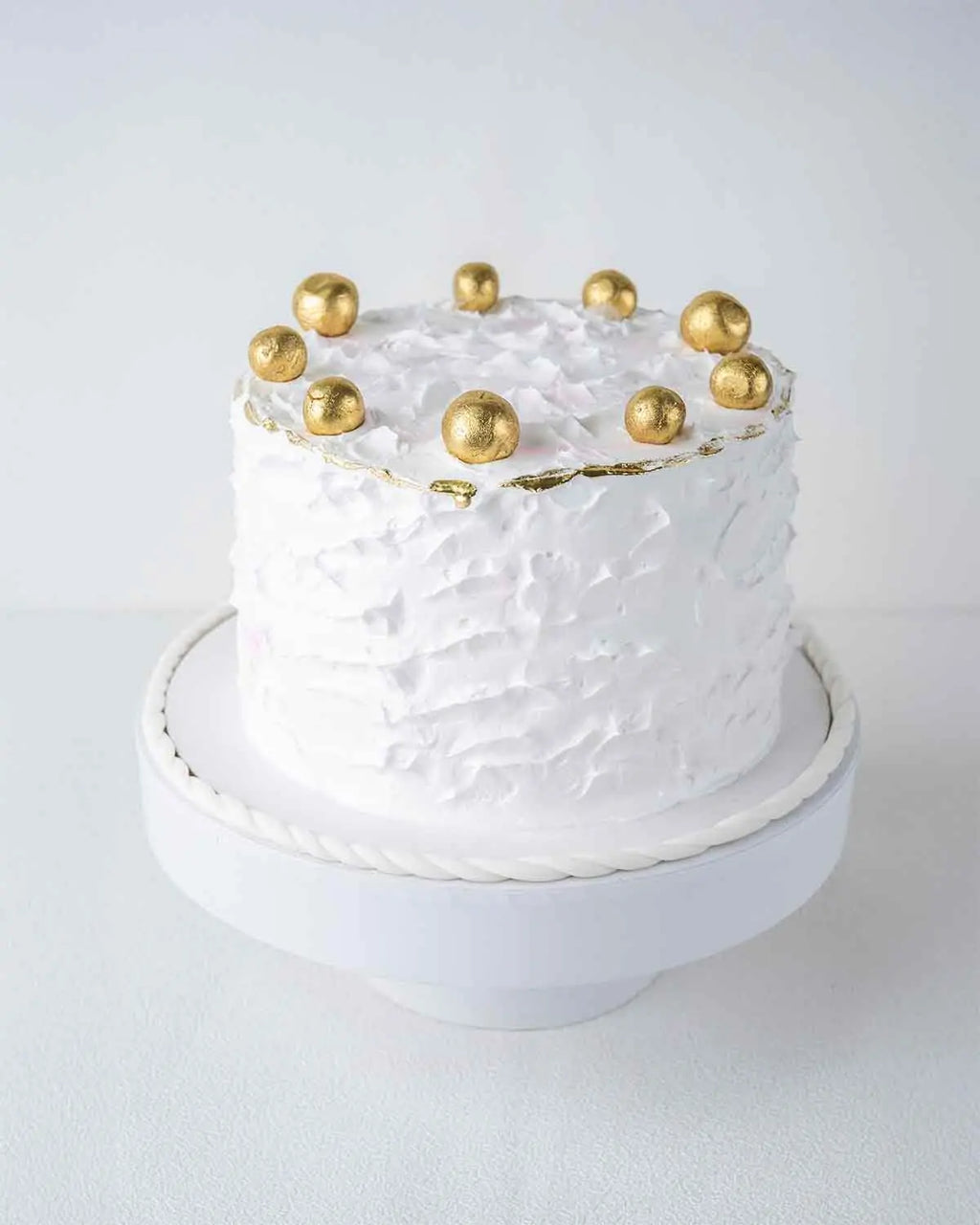 white-and-gold-smudge-cake-dubai