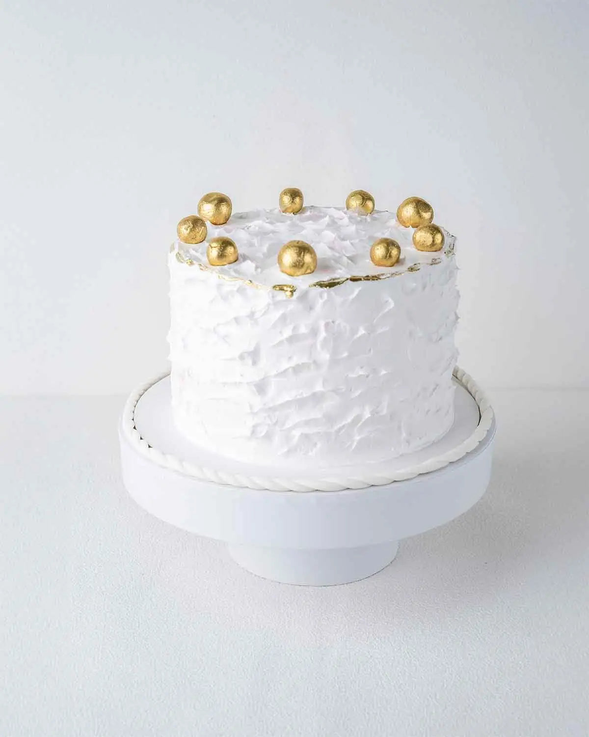 white-and-gold-smudge-cake-dubai