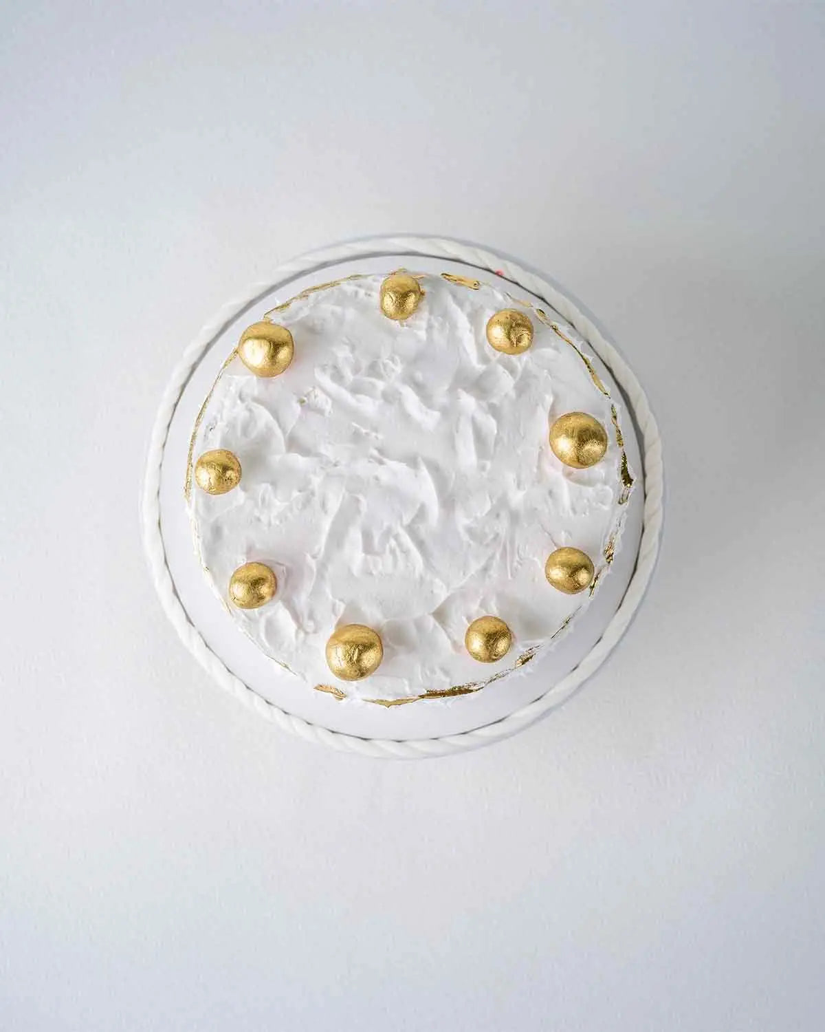 white-and-gold-smudge-cake-dubai