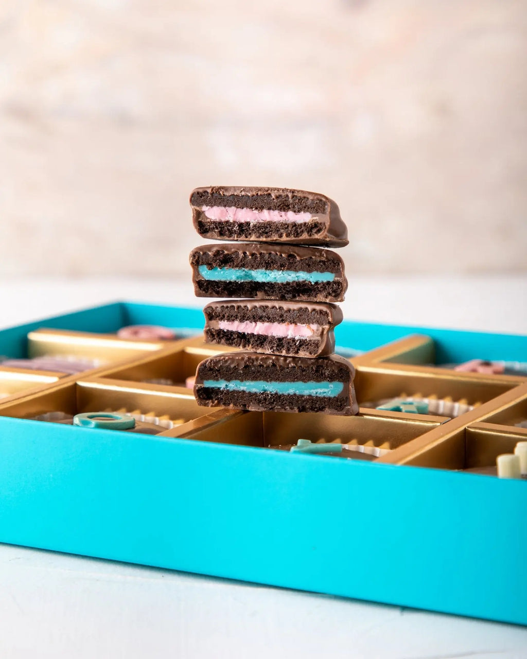 gender-reveal-chocolate-covered-oreos-dubai