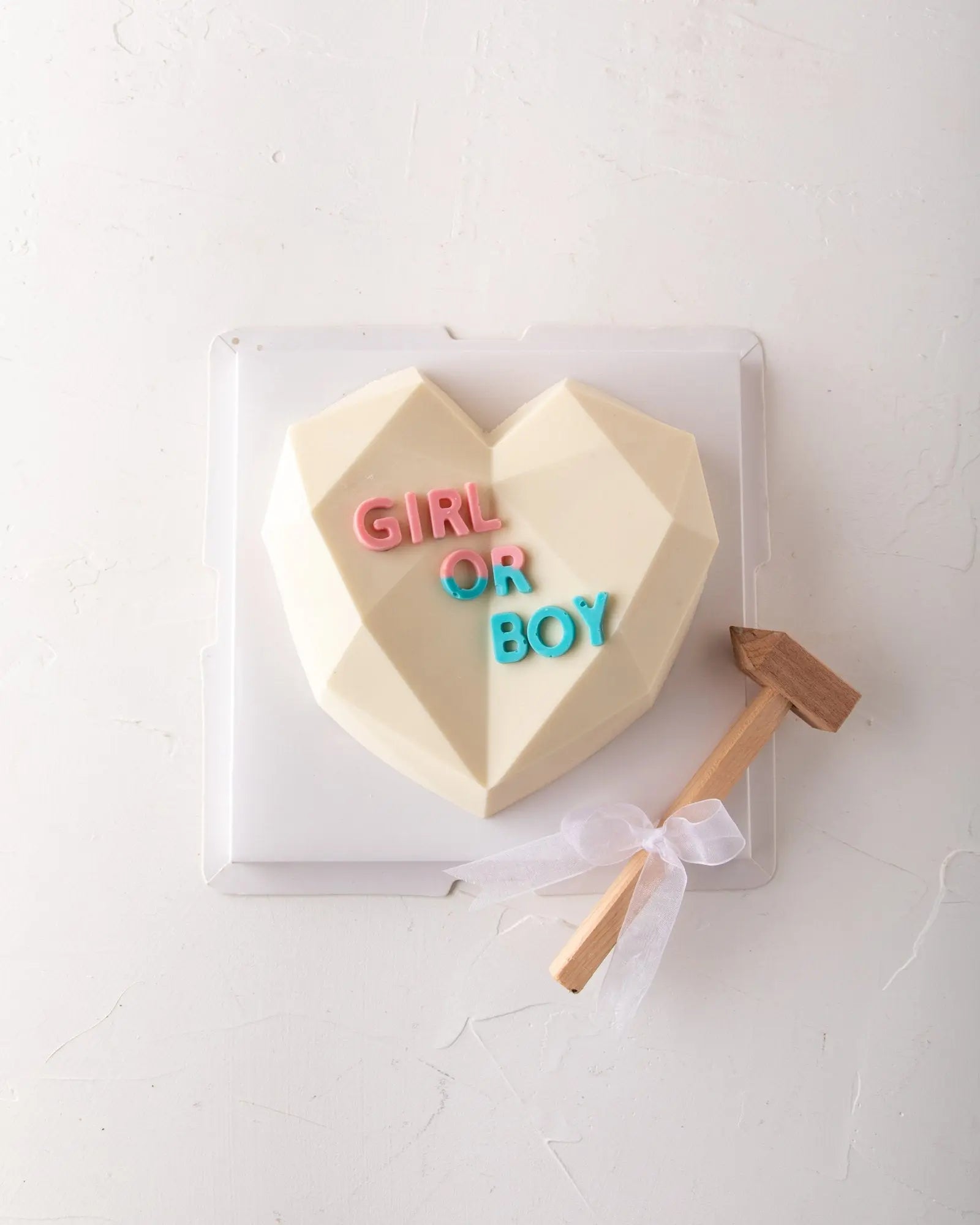 gender-reveal-pinata-heart-dubai