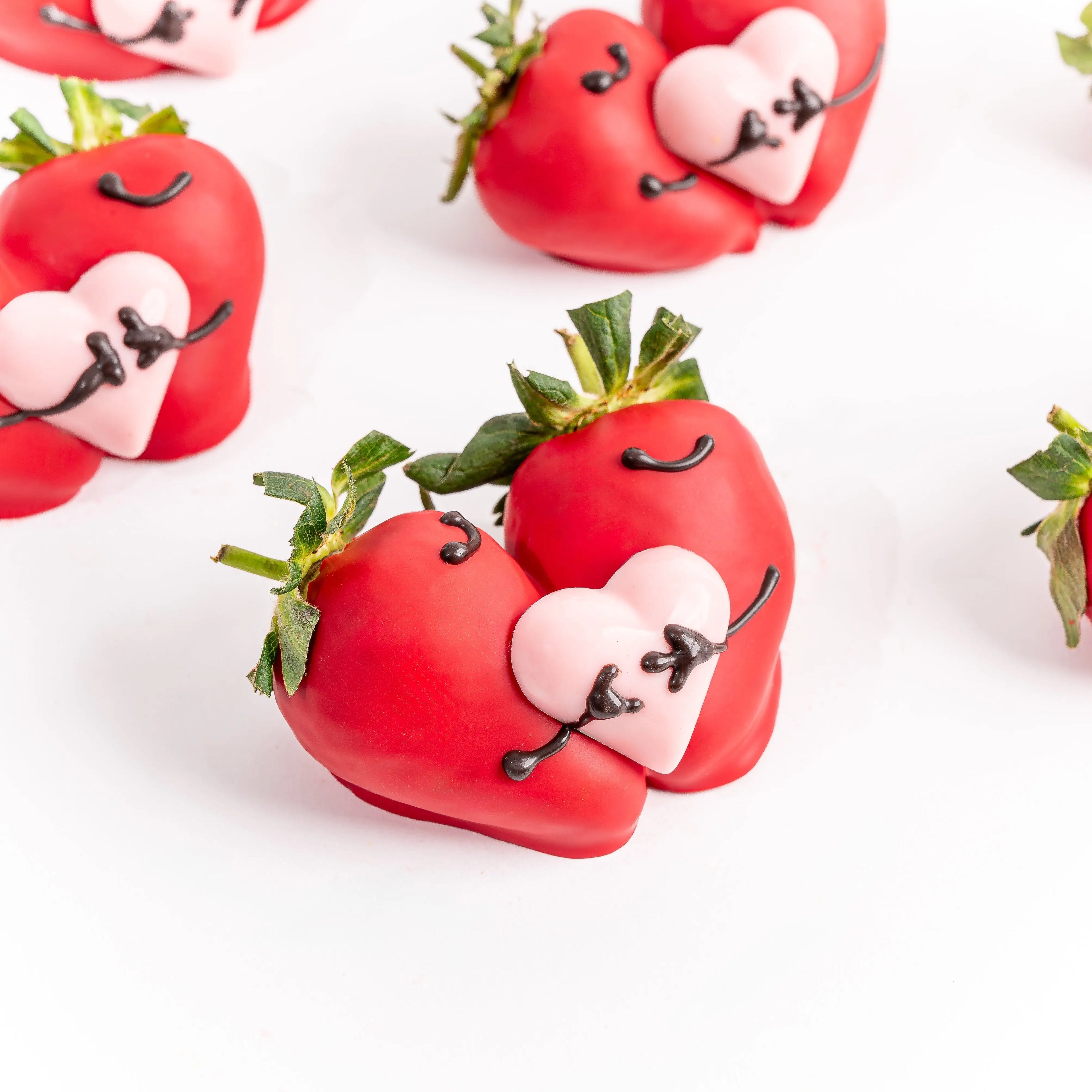 hugging-hearts-strawberry-16pc-gift-box-dubai