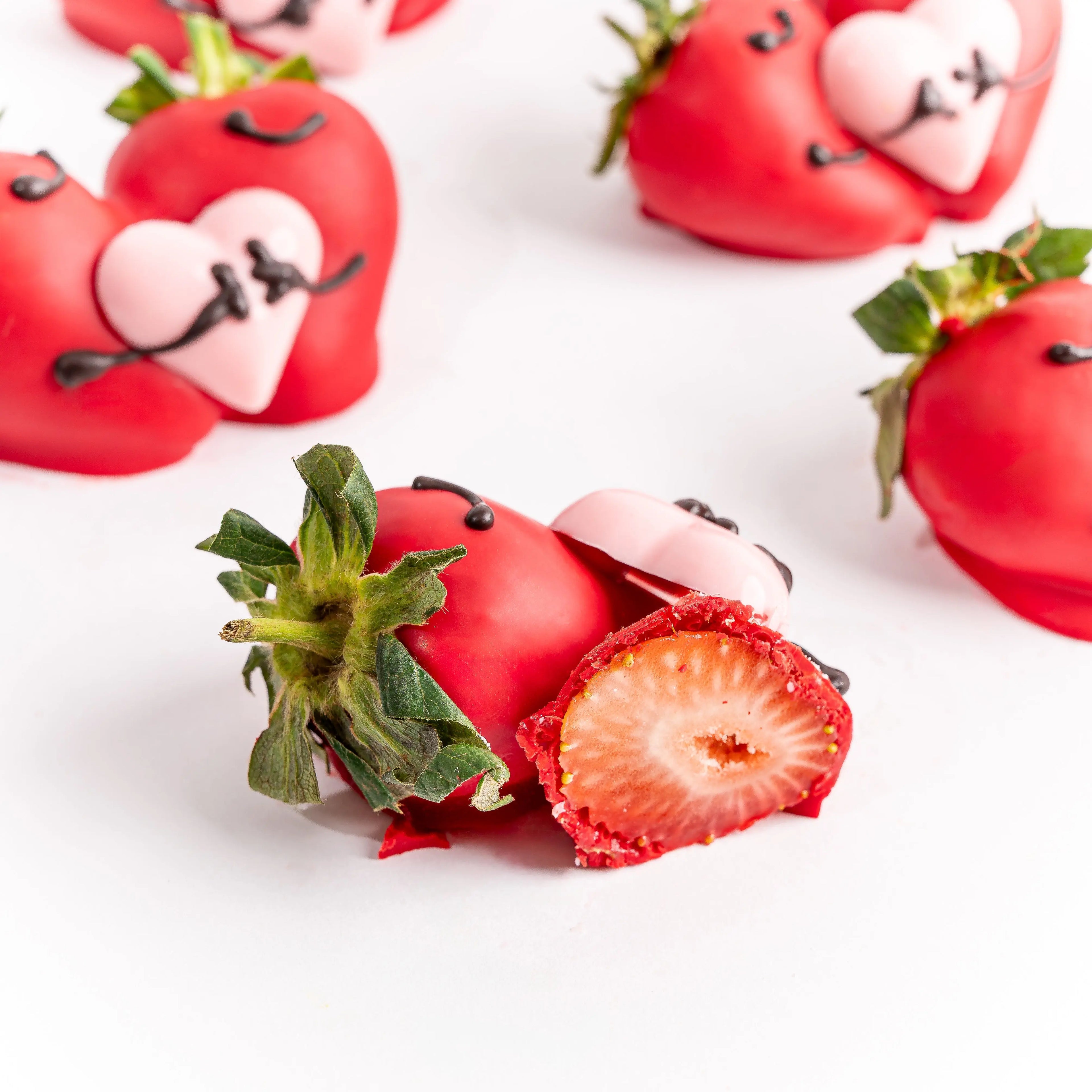 hugging-hearts-strawberry-16pc-gift-box-dubai