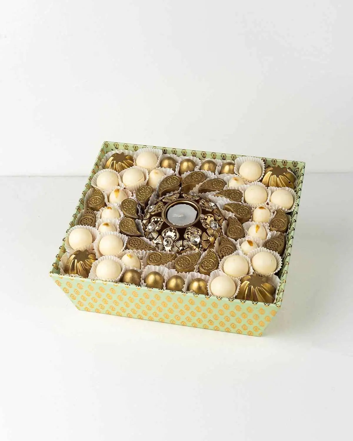 white-and-golden-diwali-gift-tray-dubai