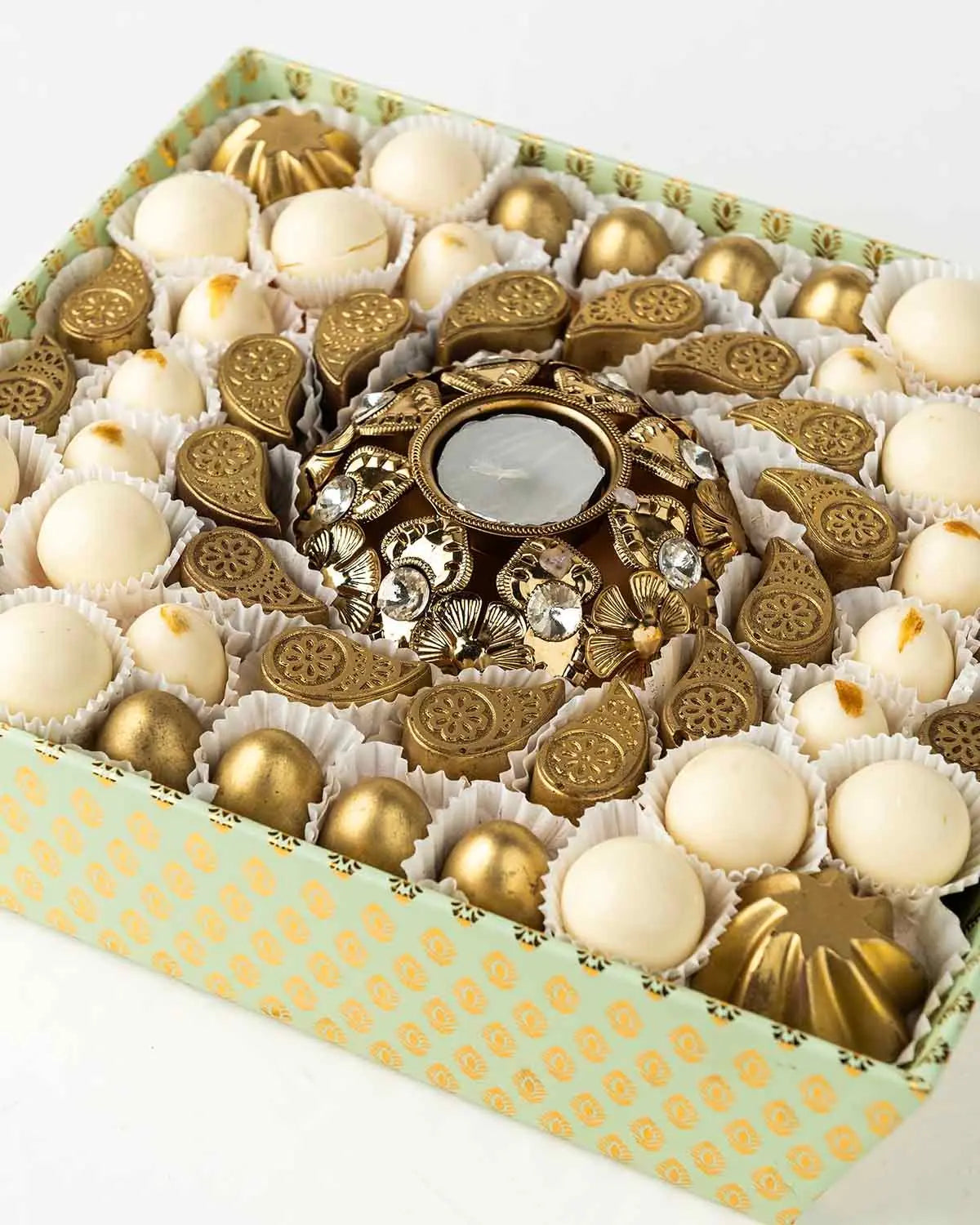 white-and-golden-diwali-gift-tray-dubai