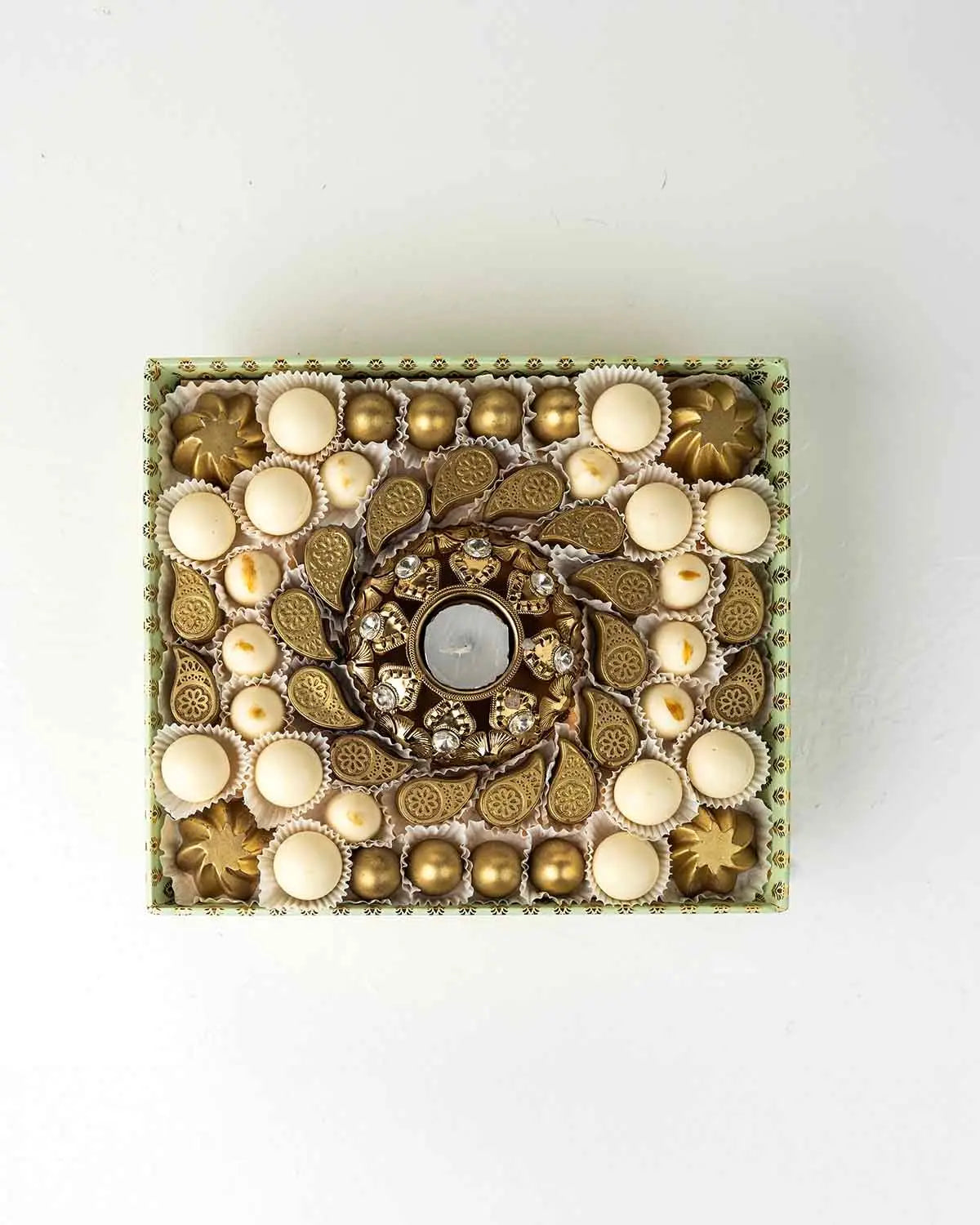 white-and-golden-diwali-gift-tray-dubai