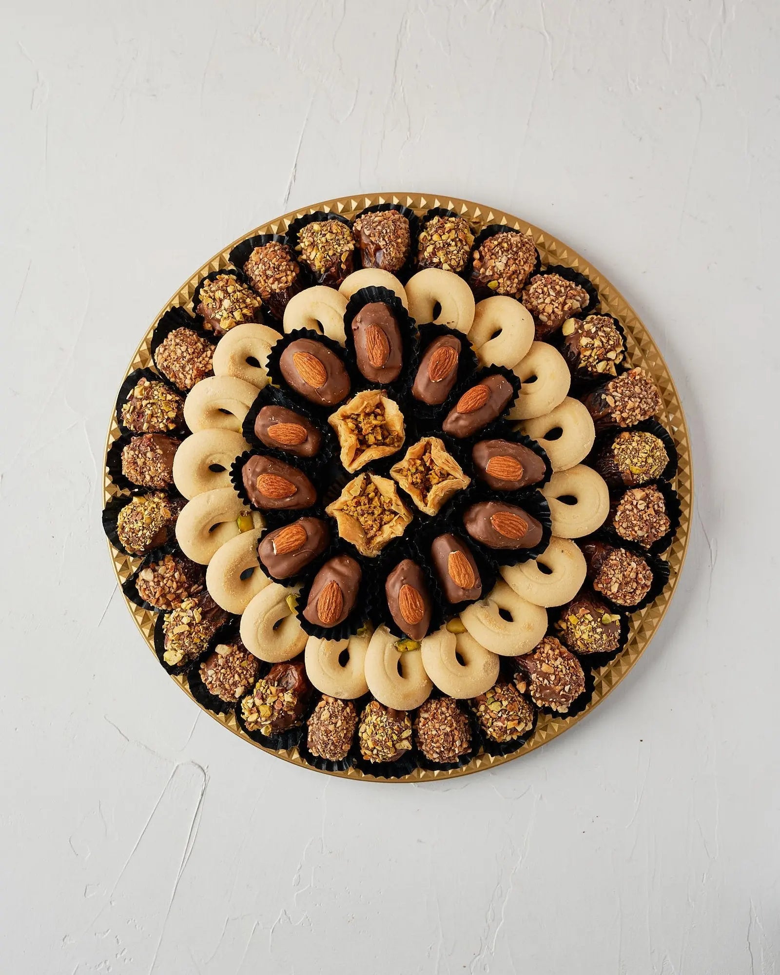 dates-baklawa-assorted-arrangement-dubai