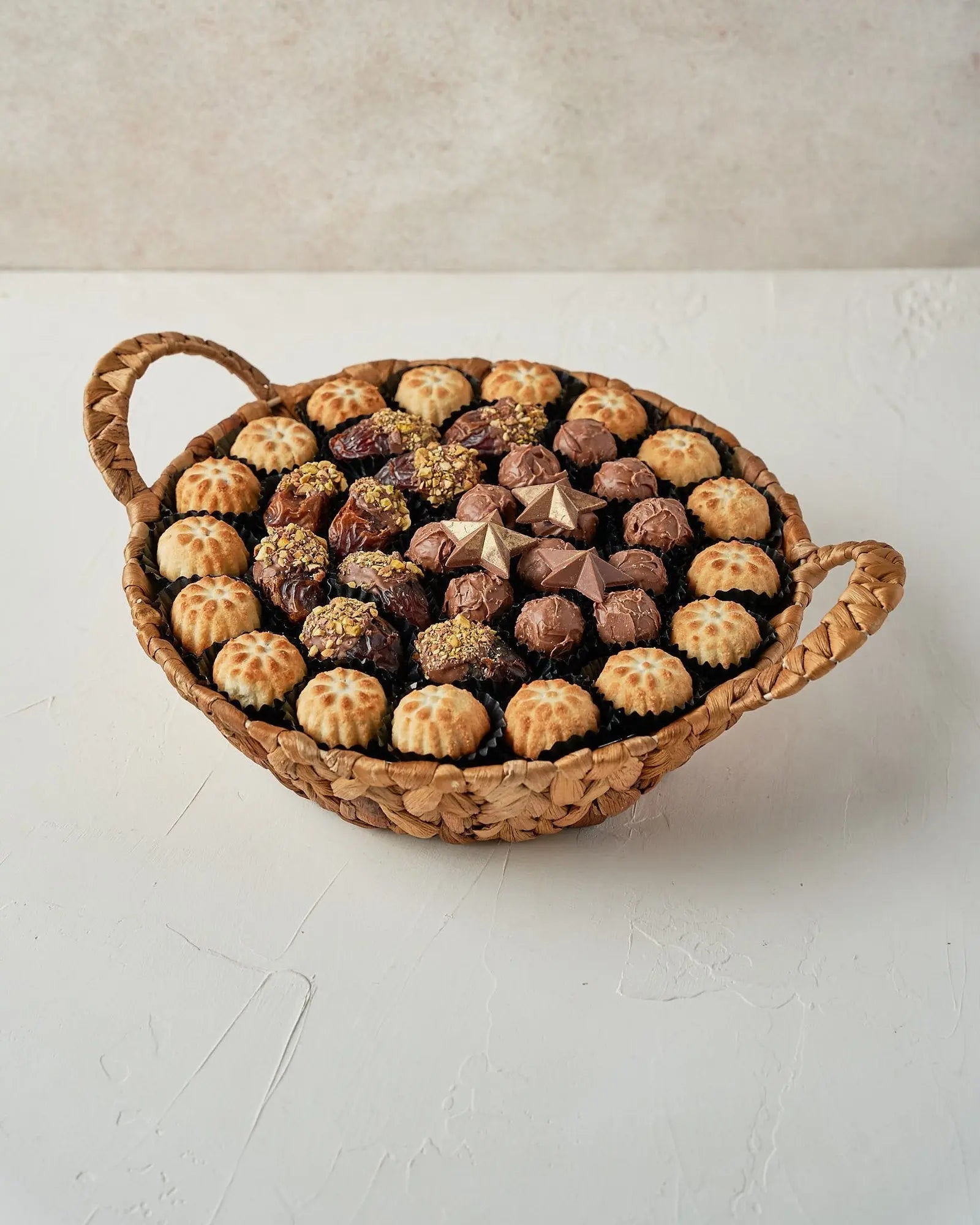 mamoul-and-dates-and-truffles-arrangement-dubai