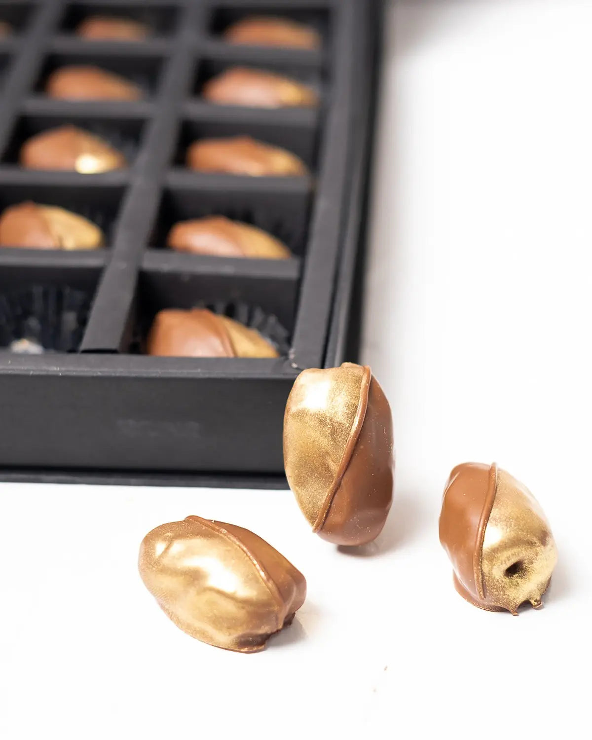 milk-chocolate-and-gold-coated-dates-dubai