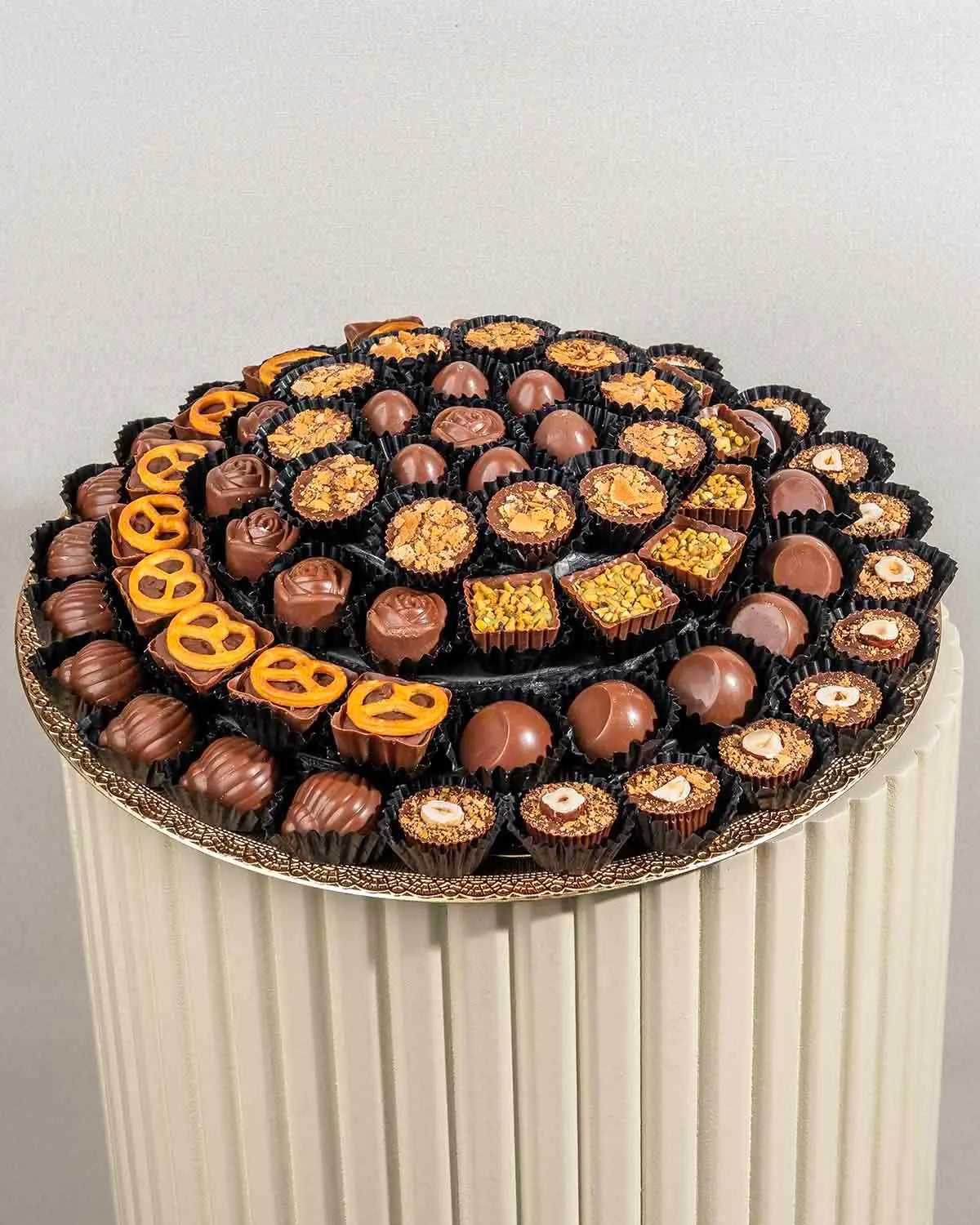 78-assorted-chocolates-arrangement-dubai