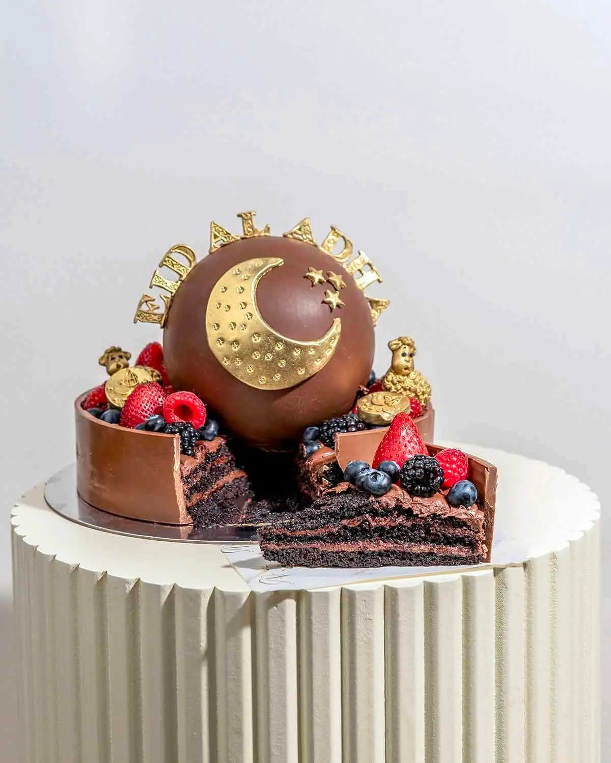 eid-chocolate-cake-with-fresh-fruits-dubai
