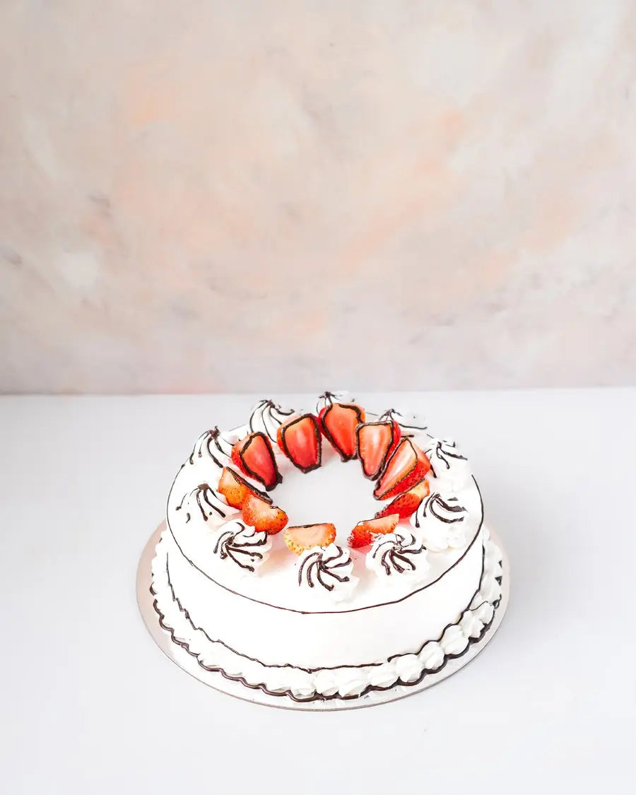 1kg-cartoon-cake-with-strawberries-dubai