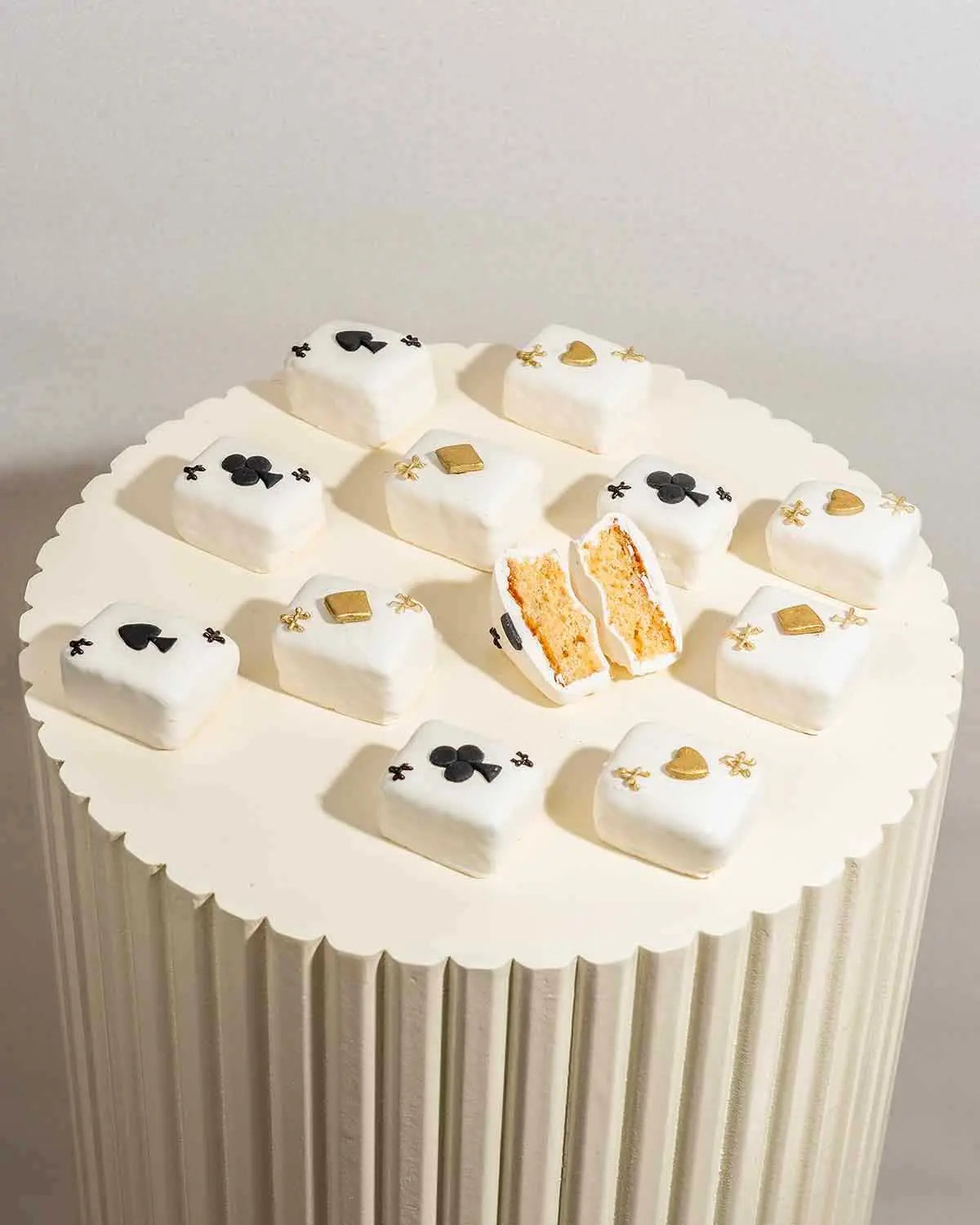 poker-theme-cake-bites-dubai