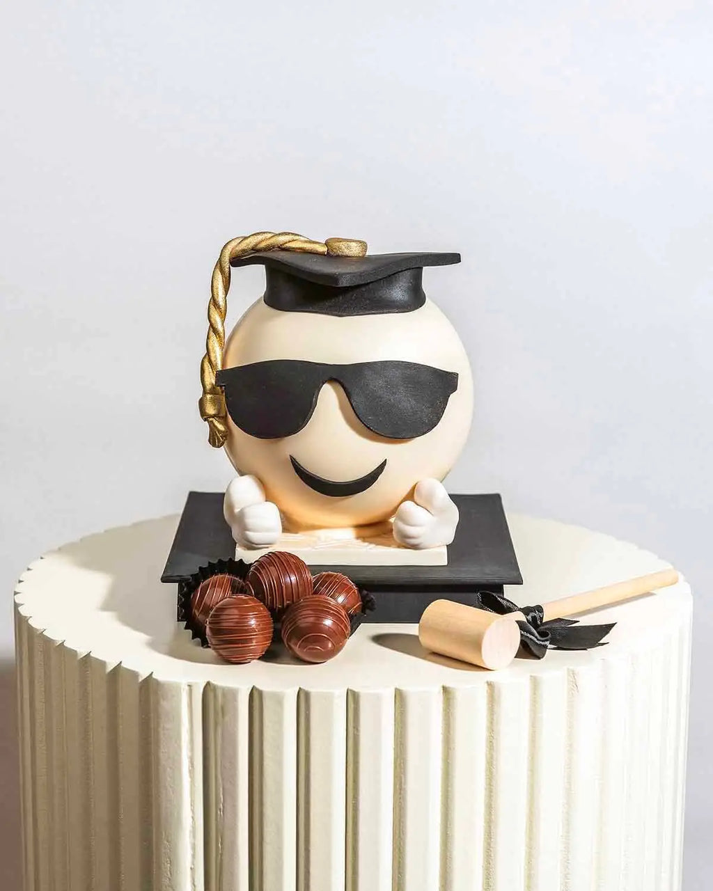 graduation-theme-smash-ball-for-him-dubai