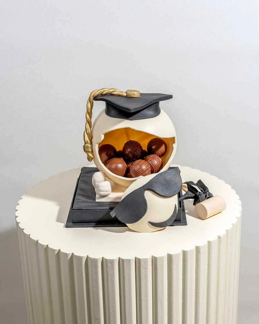 graduation-theme-smash-ball-for-him-dubai