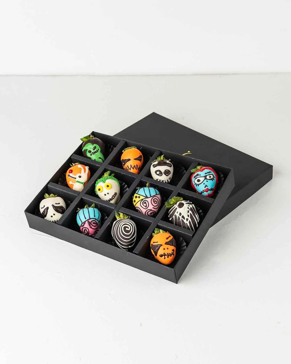 halloween-assorted-characters-strawberries-dubai