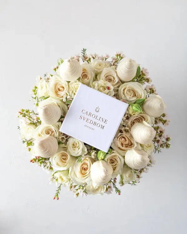 classic-stud-earrings-hampers-dubai