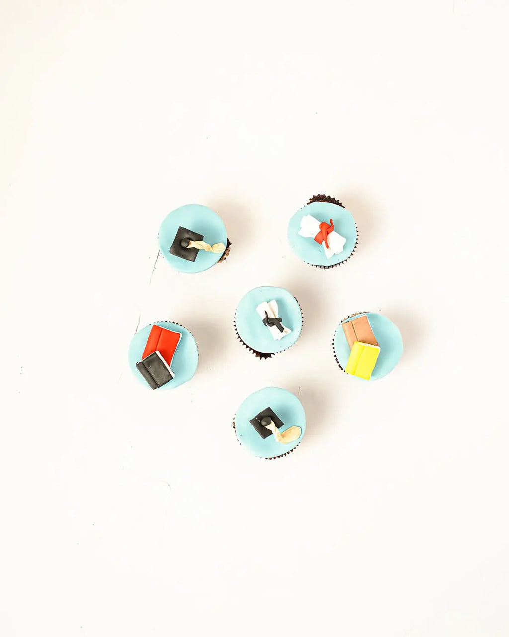 6-graduation-theme-cupcakes-dubai