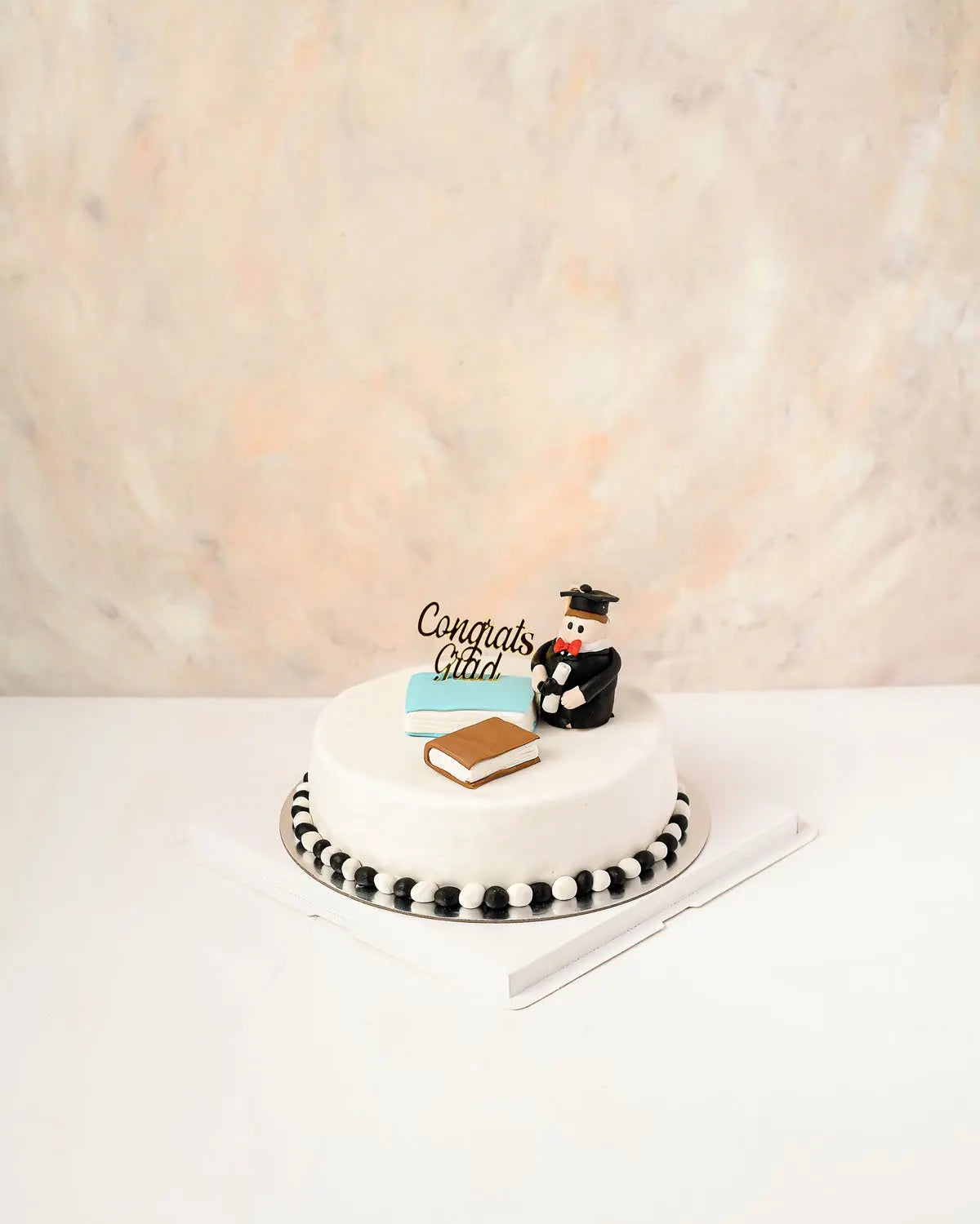 1-kg-graduation-cake-dubai